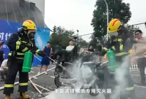 電動車充電起火視頻引熱議，中科永安鋰電池滅火設(shè)備 5 秒破局