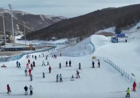 一季到四季；小眾到大眾！創(chuàng)新重構(gòu)冰雪產(chǎn)業(yè)鏈 冰雪消費釋放新增長點