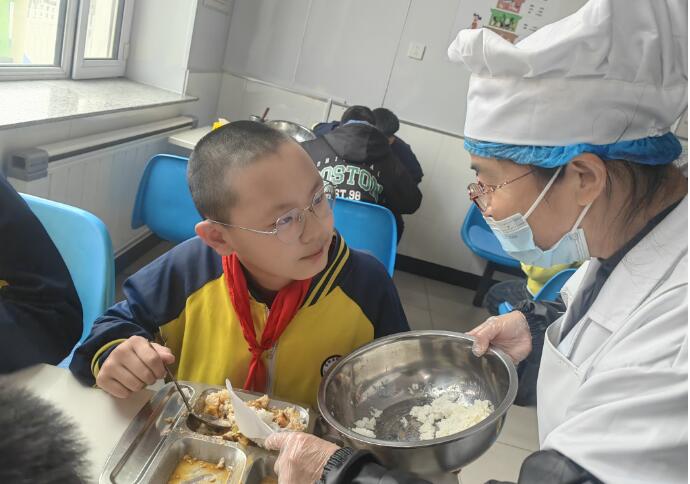 創(chuàng)新“媽媽管理模式” 黑龍江省富?？h逸夫小學(xué)食堂贏得好評