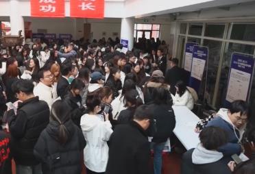 @高校畢業(yè)生，就業(yè)“大禮包”請查收！2025年秋招這幾類人才成“香餑餑”↓