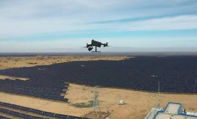新能源運(yùn)維邁向智能化新時(shí)代 無(wú)人機(jī)守護(hù)沙漠光伏基地