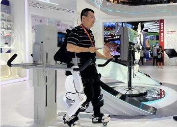 外骨骼機器人“出圈” 行業(yè)痛點待解