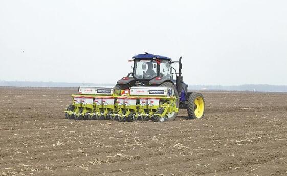 黑龍江：鐵牛耕沃野 “良機”搶先機