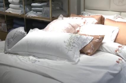 “暖消費(fèi)”悄然升溫 “國(guó)風(fēng)”款走俏家紡市場(chǎng)產(chǎn)銷(xiāo)兩旺