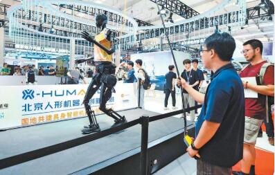 上海財(cái)經(jīng)大學(xué)數(shù)字經(jīng)濟(jì)研究院：人形機(jī)器人生態(tài)呈現(xiàn)十大核心特征