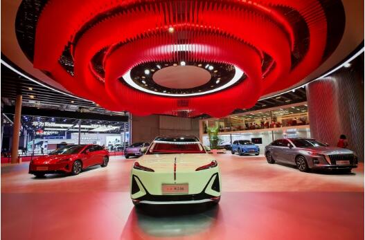 “洞見(jiàn)”創(chuàng)新 “紅旗”飄揚(yáng)——“紅旗”品牌書(shū)寫(xiě)發(fā)展新篇