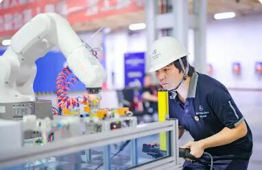 “人機(jī)協(xié)作”新崗位密集涌現(xiàn) AI激活就業(yè)市場(chǎng)新動(dòng)能