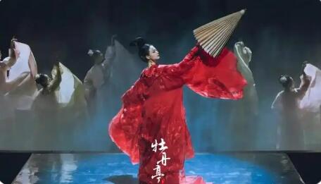 舞劇《牡丹亭》亮相跨年演出舞臺 古典詩意“跳”出屏幕