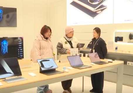 惠民“大禮包”點(diǎn)燃消費(fèi)熱情 “政府補(bǔ)貼+企業(yè)讓利”吹動(dòng)消費(fèi)市場(chǎng)“一池春水”