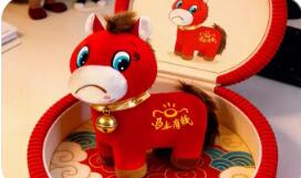 從“哭哭馬”到“愛你老己”年輕人如何用消費安放時代情緒？