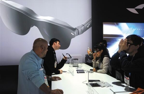 產(chǎn)品迭代 出貨激增  智能眼鏡“熱”撬動(dòng)產(chǎn)業(yè)鏈升級(jí)
