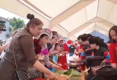 “潮”出消費(fèi)新活力！“傳統(tǒng)+創(chuàng)意”掀起最炫民族風(fēng) 游客沉浸式享受新春樂趣