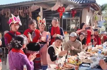 “銀發(fā)市場”活力迸發(fā)拉動節(jié)日消費增長 “銀發(fā)族”新春新選擇拓展消費新空間