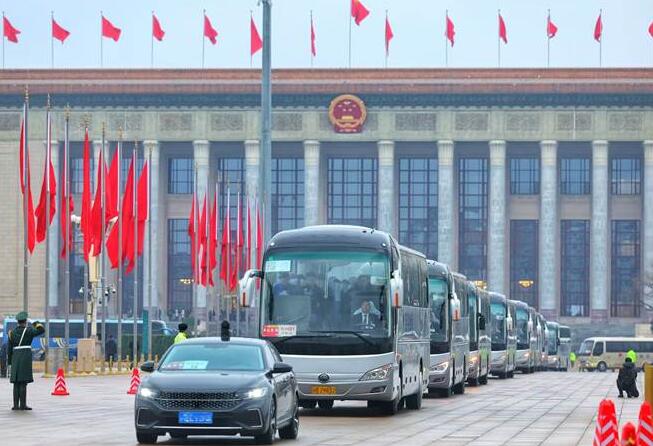 T7領(lǐng)銜，高端蓄勢(shì)！宇通客車連續(xù)22年主力護(hù)航全國(guó)兩會(huì)