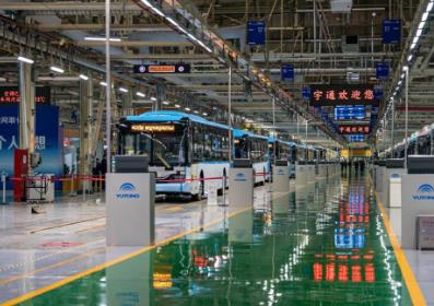 央媒看河南丨不靠海，如何才能遠(yuǎn)航？內(nèi)陸城市企業(yè)“出?！睒颖居^察