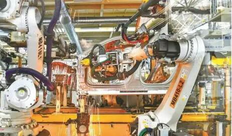 寧波海關(guān)支持戰(zhàn)略性新興產(chǎn)業(yè)集群發(fā)展 “新能源汽車(chē)產(chǎn)業(yè)之城”加速崛起