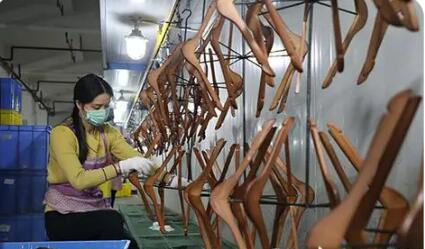 “中國(guó)衣架之都”廣西荔浦：小衣架“掛”出大產(chǎn)業(yè)