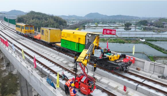 國(guó)內(nèi)首臺(tái)“全能型”閃光焊軌機(jī)正式投用