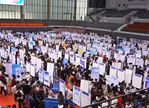 公共服務(wù)進校園、政校企攜手……各地“多點發(fā)力”助力畢業(yè)生好就業(yè)穩(wěn)就業(yè)