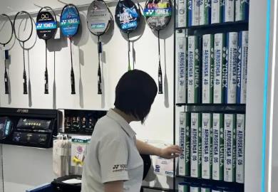 結束三年漲價潮　羽毛球品牌集體降價 市場趨于理性