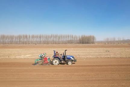 內(nèi)蒙古赤峰市春小麥頂凌播種 拉開(kāi)了春播春種的序幕