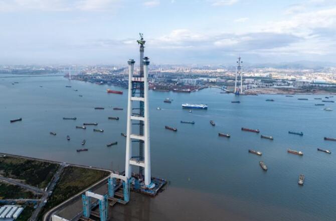 世界最大跨徑雙層懸索橋獅子洋大橋主塔封頂