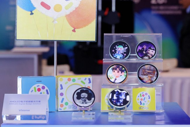 瞄準(zhǔn)千億級(jí)市場(chǎng)，維信諾全球首發(fā)AMOLED電子吧唧