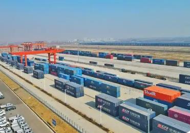 “鋼鐵長(zhǎng)龍”馳騁萬里？ 車輪滾滾注入澎湃動(dòng)能