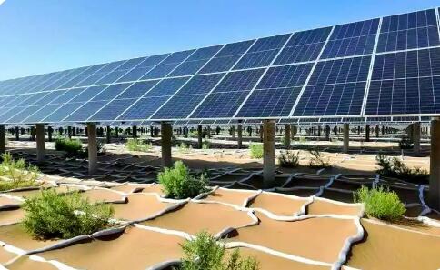 內(nèi)蒙古阿拉善高新區(qū)“治沙+光伏”實(shí)現(xiàn)生態(tài)能源雙贏