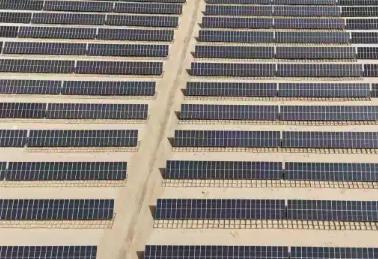 新疆沙雅縣：光伏板下“鎖”住7750畝流沙